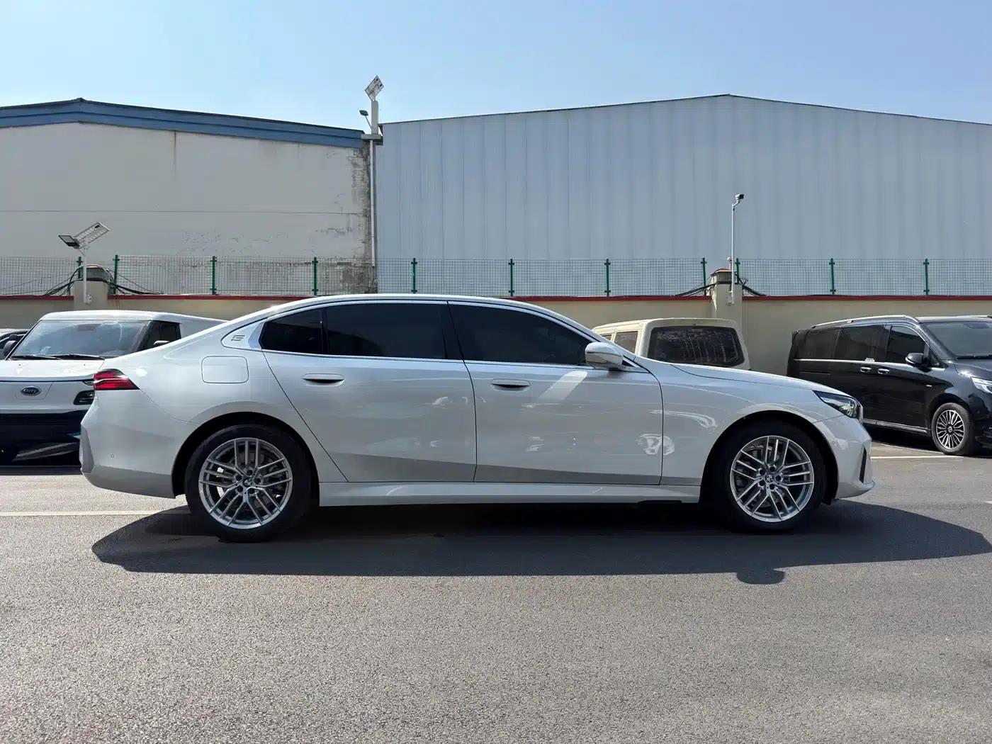 2024 BMW 5 Series 525Li Luxury Package — миниатюра 13