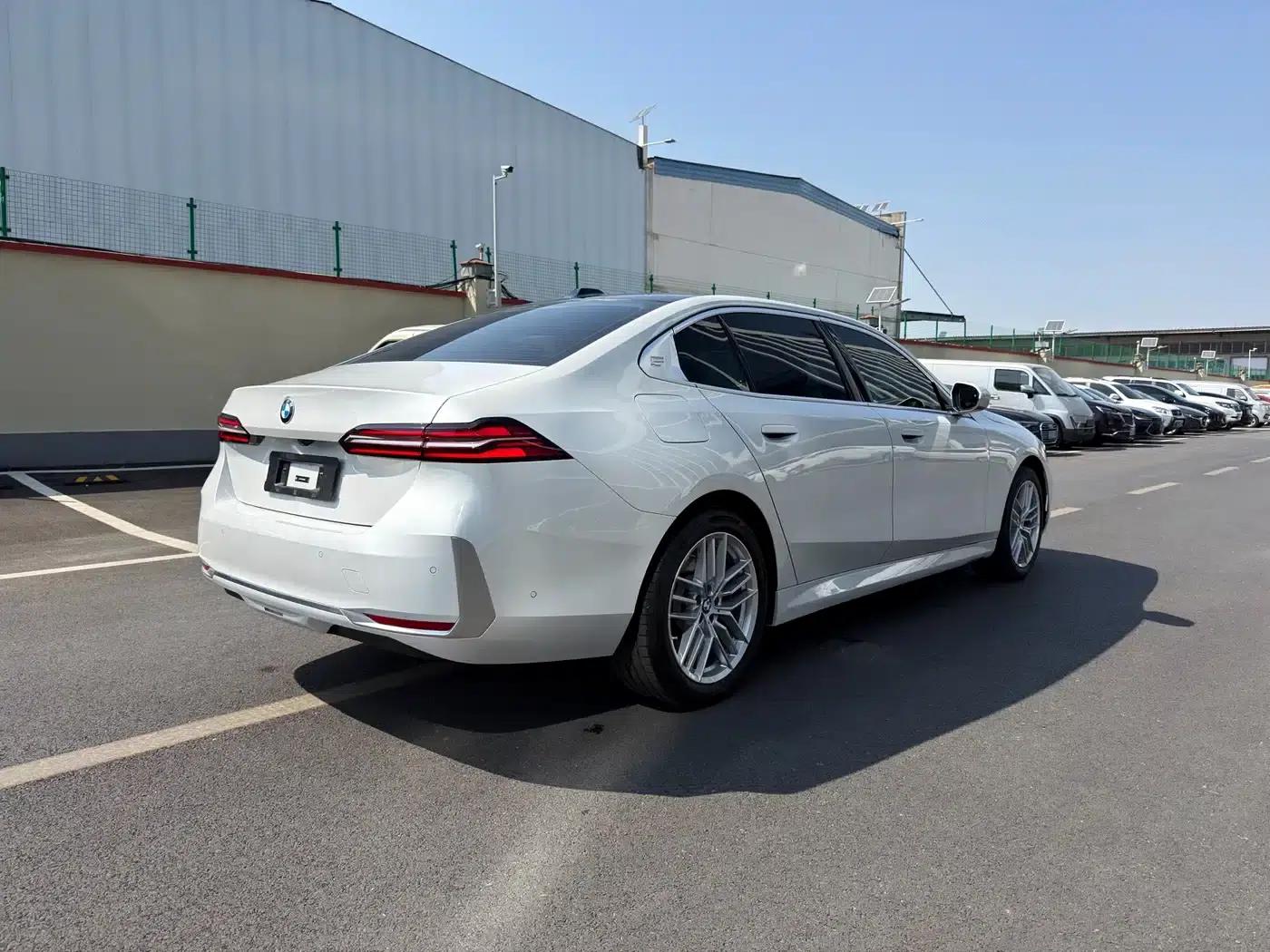 2024 BMW 5 Series 525Li Luxury Package — миниатюра 14