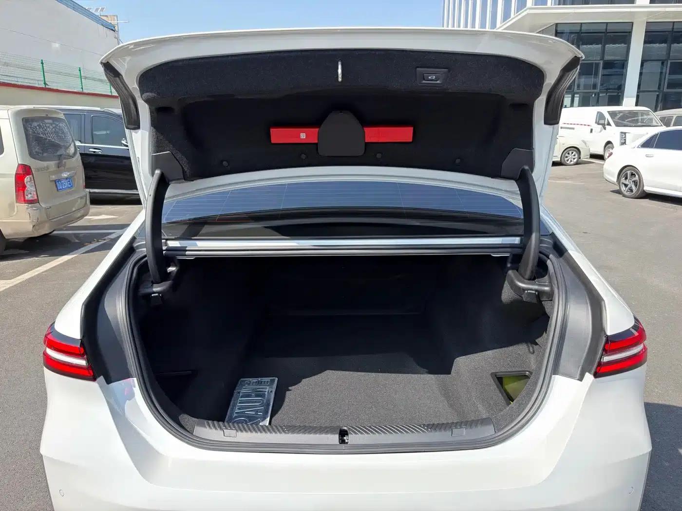2024 BMW 5 Series 525Li Luxury Package — миниатюра 15