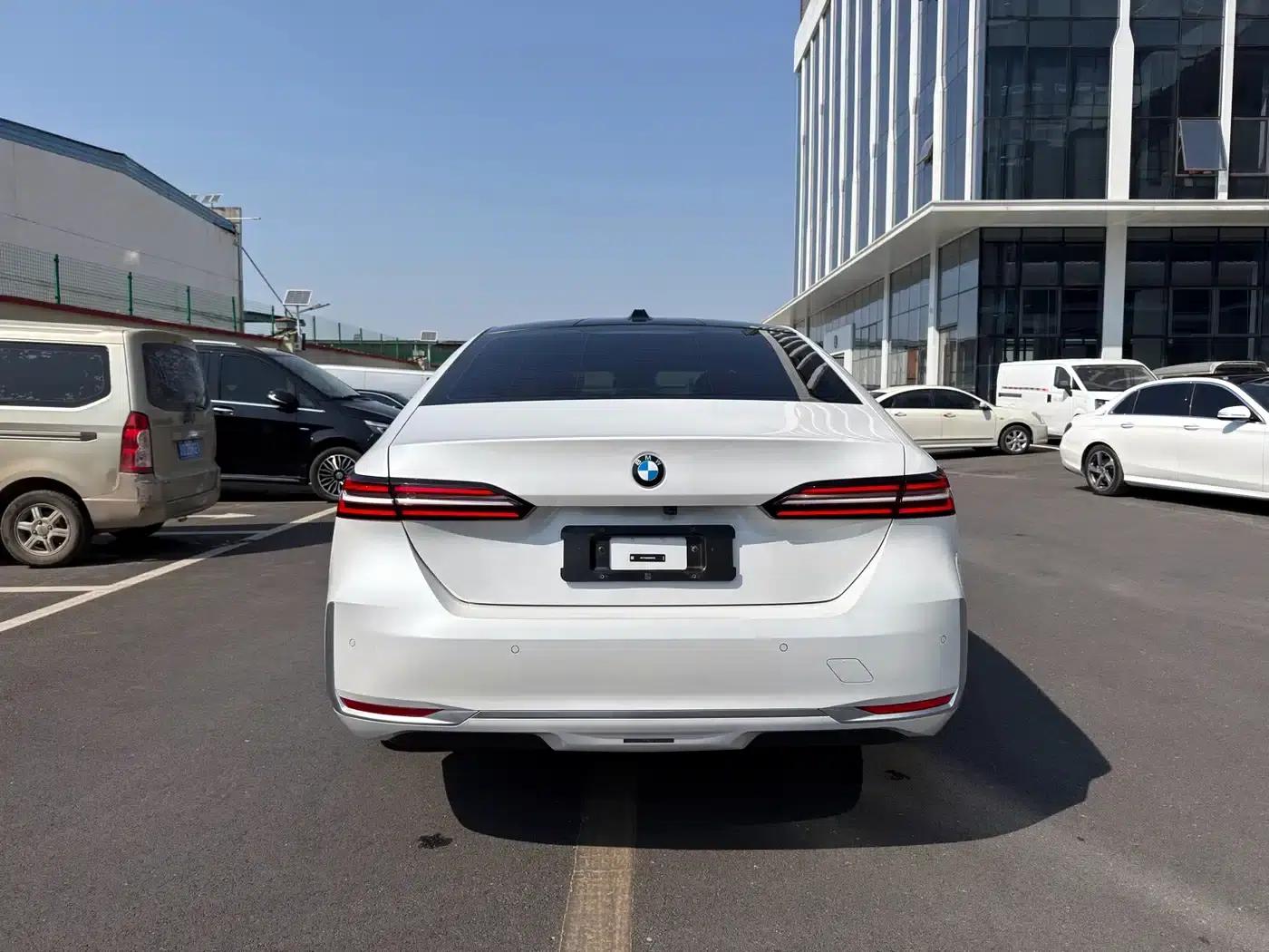 2024 BMW 5 Series 525Li Luxury Package — миниатюра 16