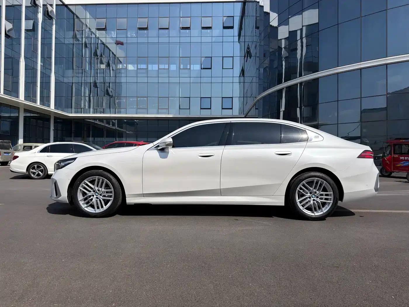 2024 BMW 5 Series 525Li Luxury Package — миниатюра 3