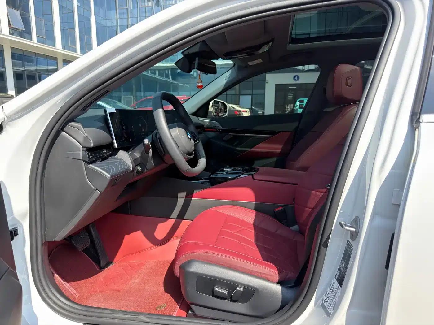 2024 BMW 5 Series 525Li Luxury Package — миниатюра 4