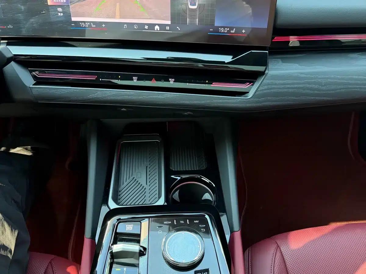 2024 BMW 5 Series 525Li Luxury Package — миниатюра 9
