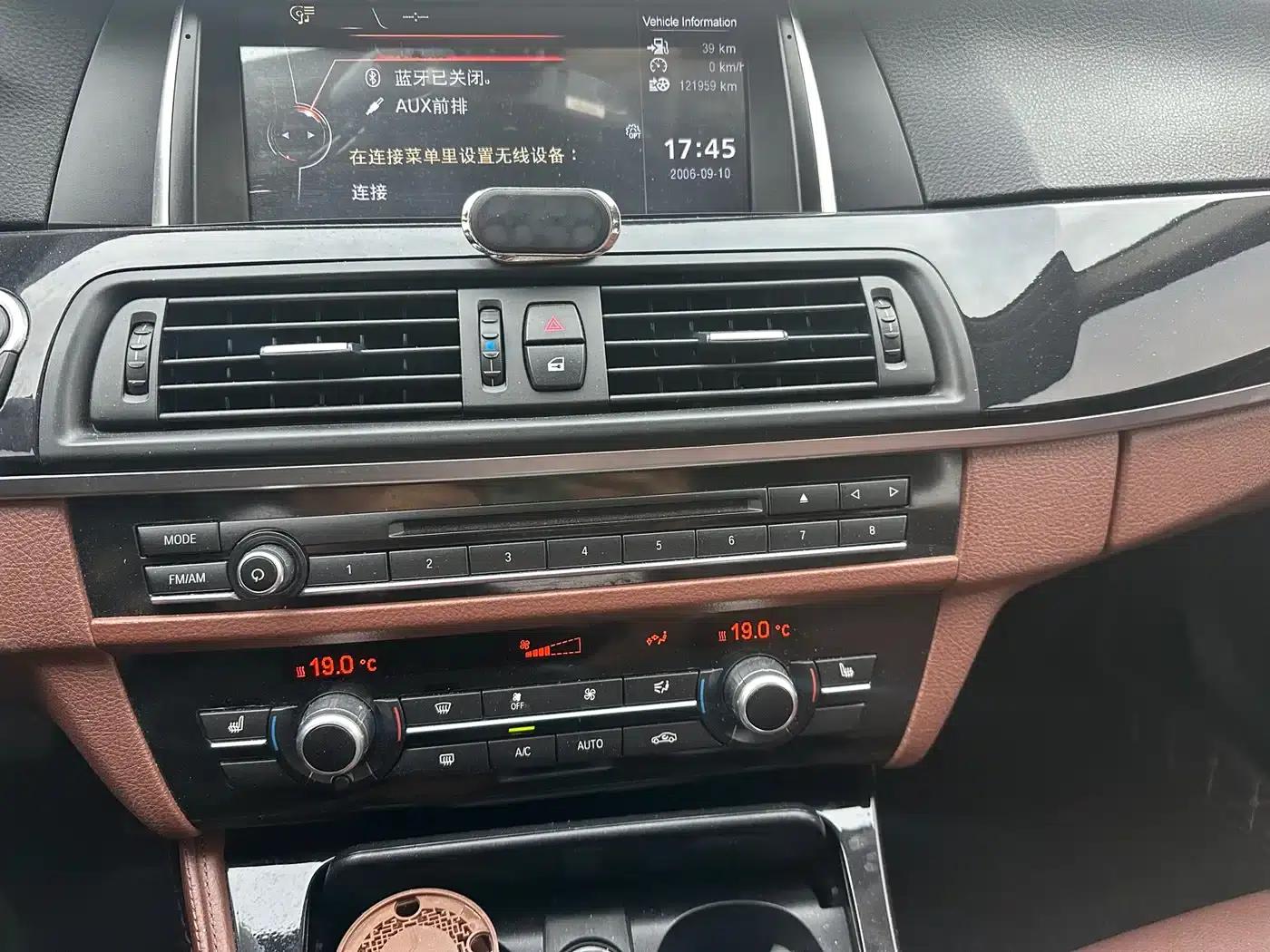 BMW 5 Series 2017 520Li Elegant Edition — миниатюра 9