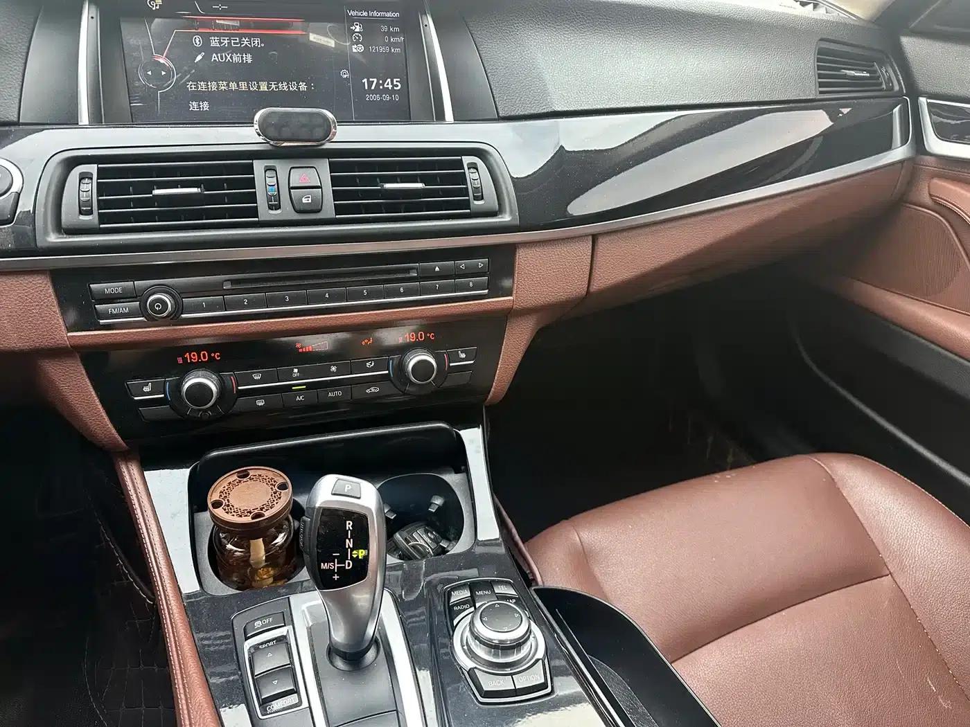 BMW 5 Series 2017 520Li Elegant Edition — миниатюра 10