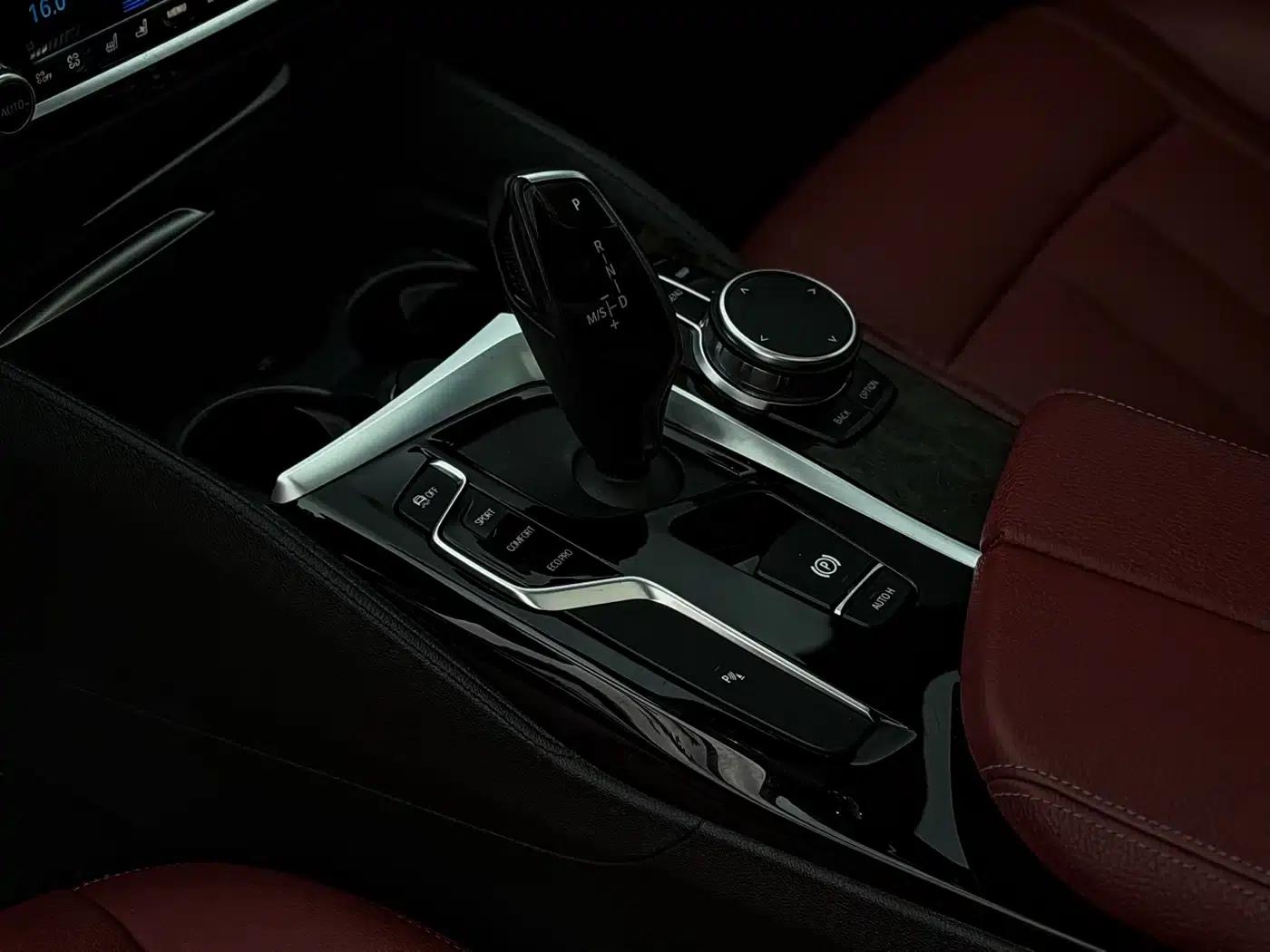 2019 BMW 5 Series 530Li Leading Edition M Sport Package — миниатюра 8