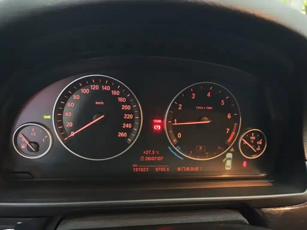 BMW 5 Series 2017 520Li Elegant Edition — миниатюра 12