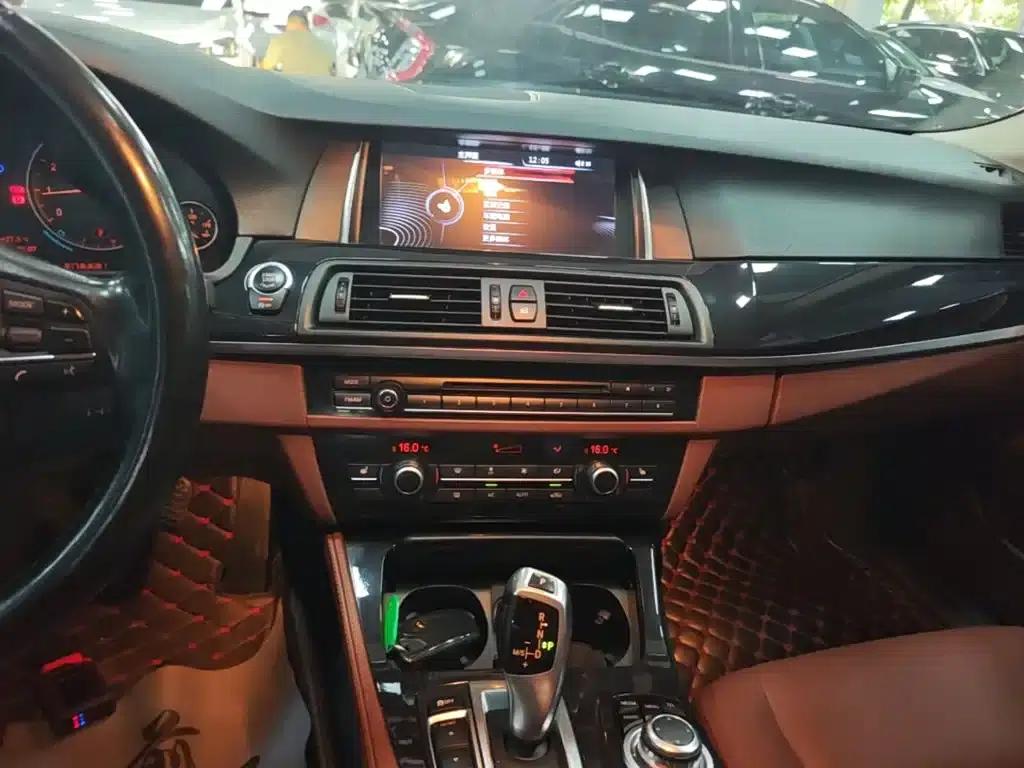 BMW 5 Series 2017 520Li Elegant Edition — миниатюра 13