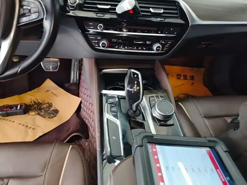 2018 BMW 5 Series 530Li Leading Edition M Sport Package — миниатюра 14