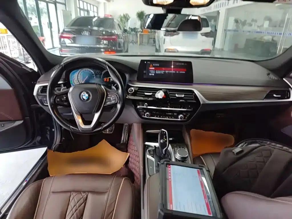 2018 BMW 5 Series 530Li Leading Edition M Sport Package — миниатюра 10