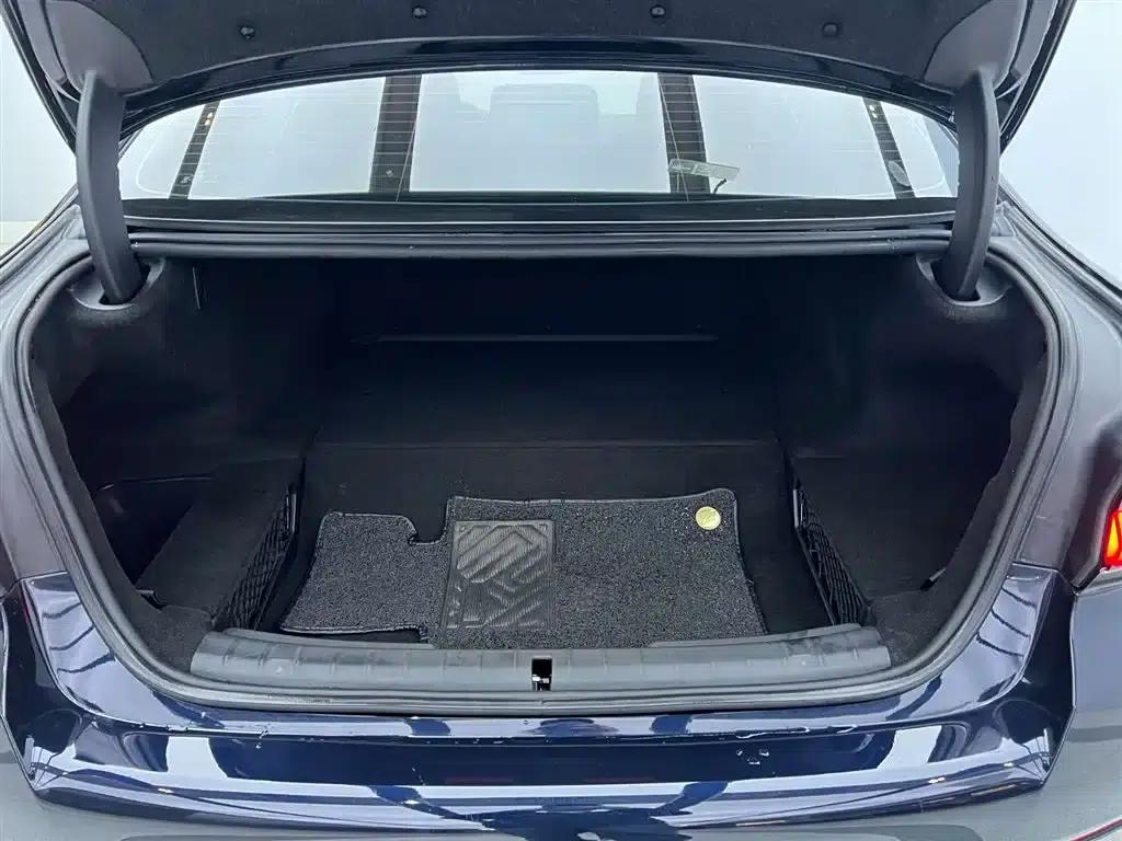 BMW 5 Series PHEV 2022 Facelift 535Le Pioneer Edition M Sport Package — миниатюра 3