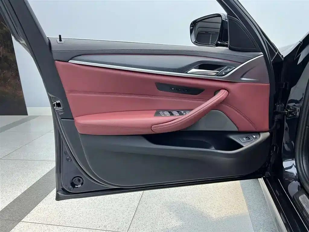 BMW 5 Series PHEV 2022 Facelift 535Le Pioneer Edition M Sport Package — миниатюра 27