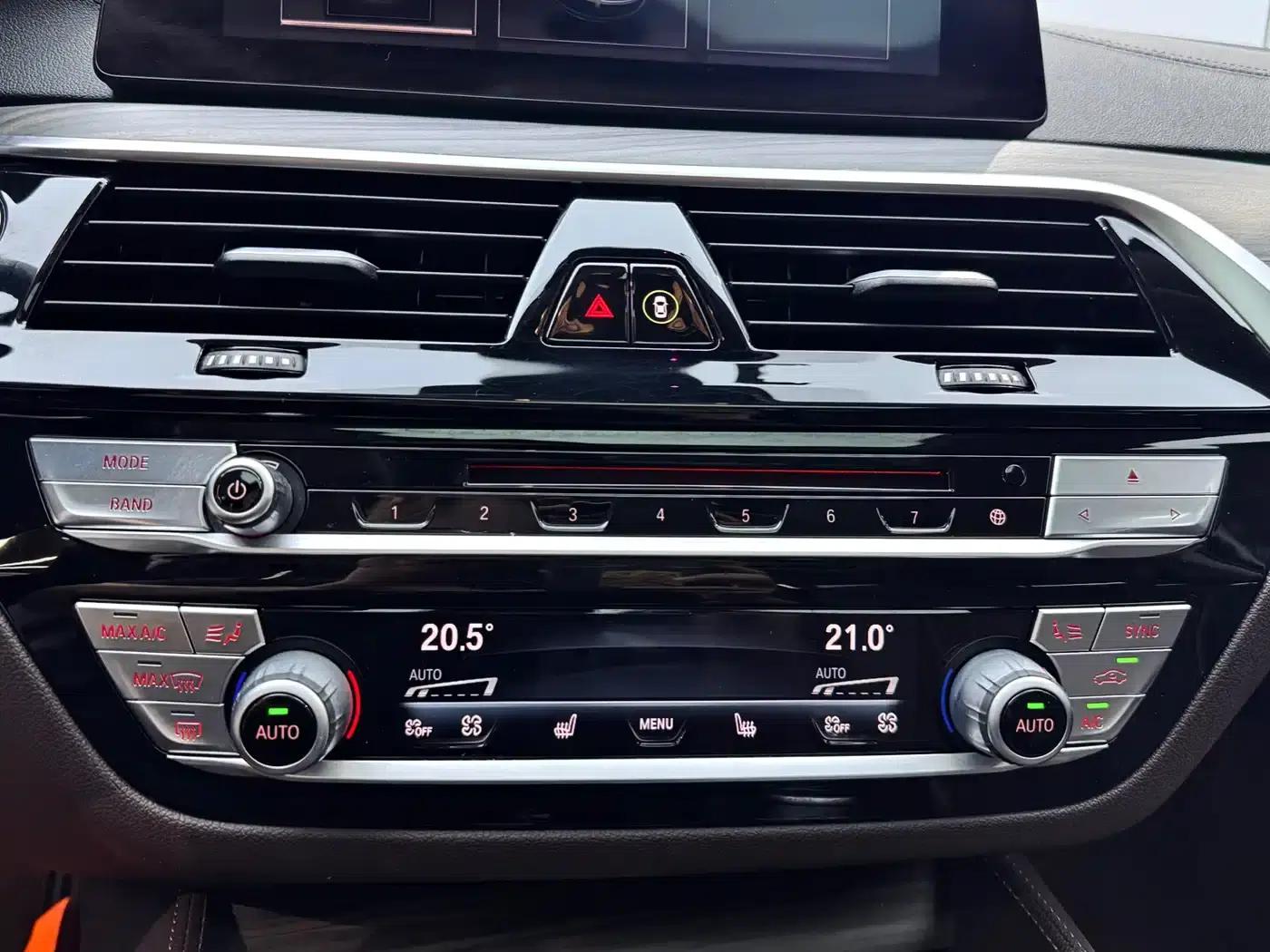 BMW 5 Series PHEV 2019 530Le Luxury Package — миниатюра 15