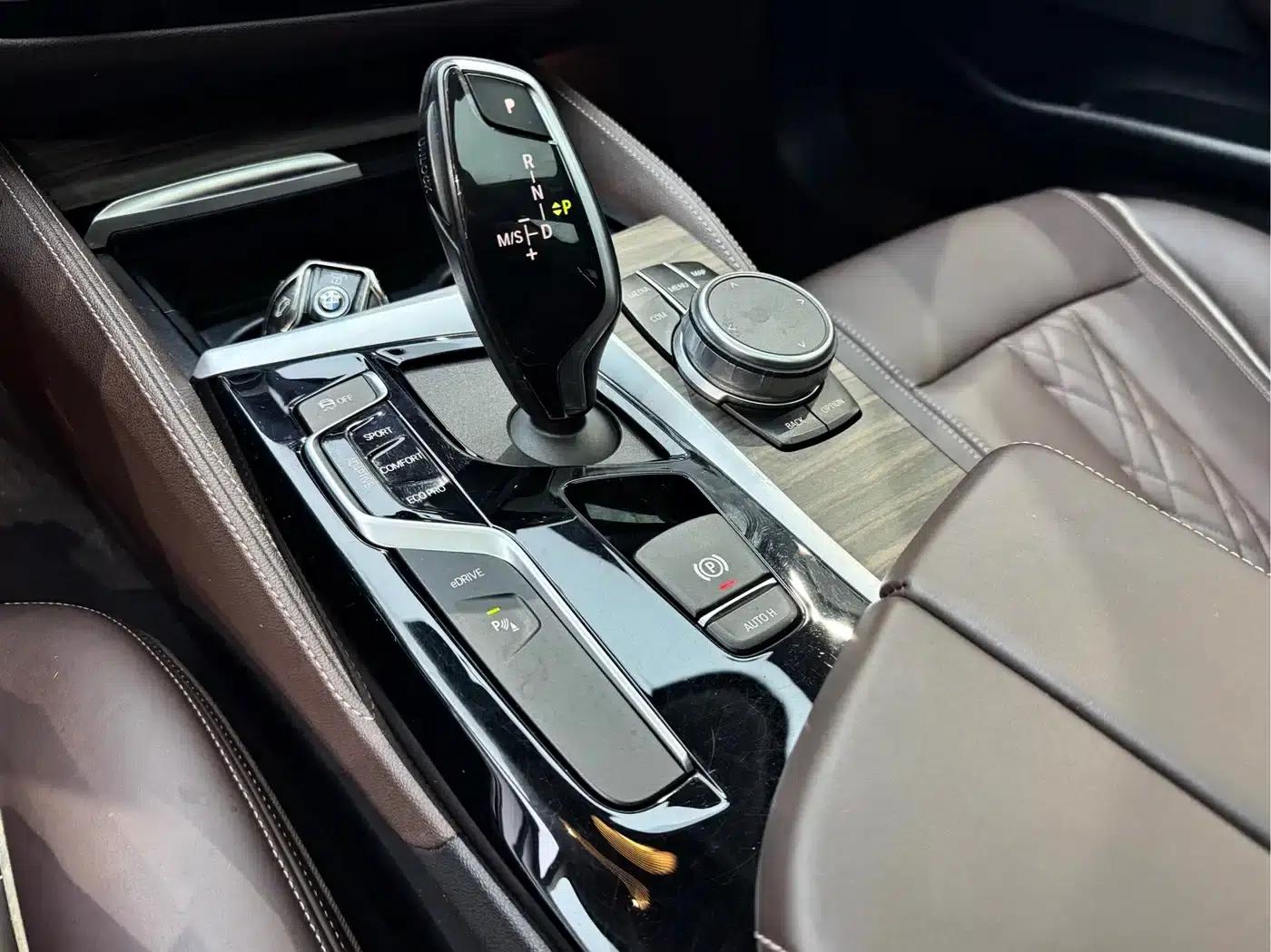 BMW 5 Series PHEV 2019 530Le Luxury Package — миниатюра 16