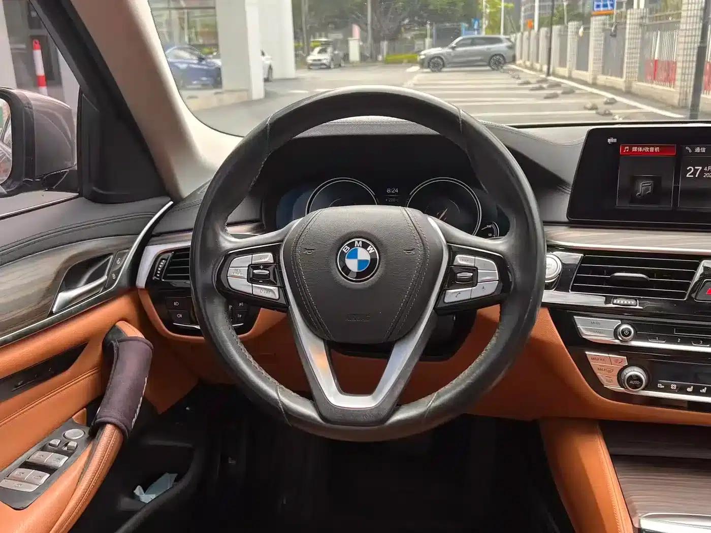 BMW 5 Series PHEV 2018 530Le Luxury Package — миниатюра 15