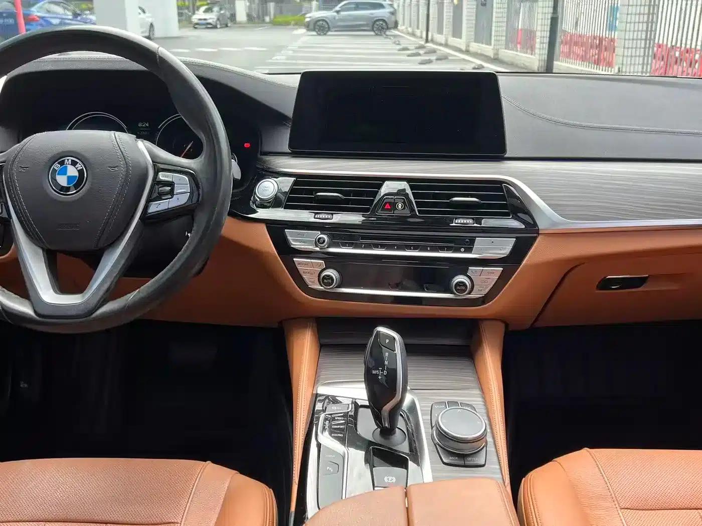 BMW 5 Series PHEV 2018 530Le Luxury Package — миниатюра 18