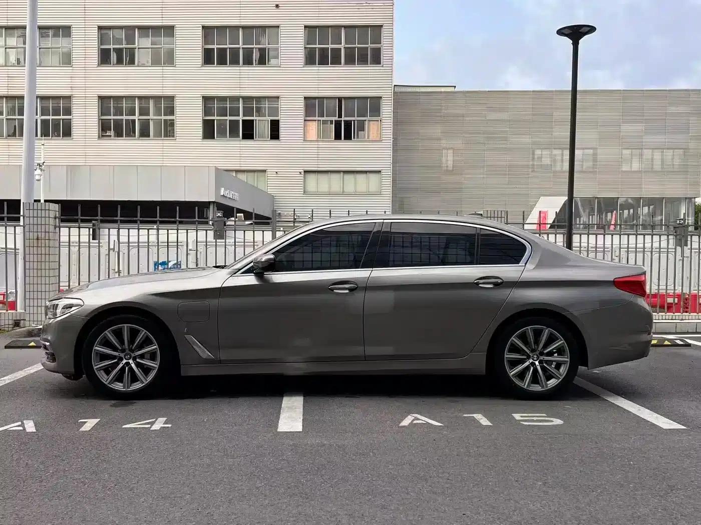 BMW 5 Series PHEV 2018 530Le Luxury Package — миниатюра 3
