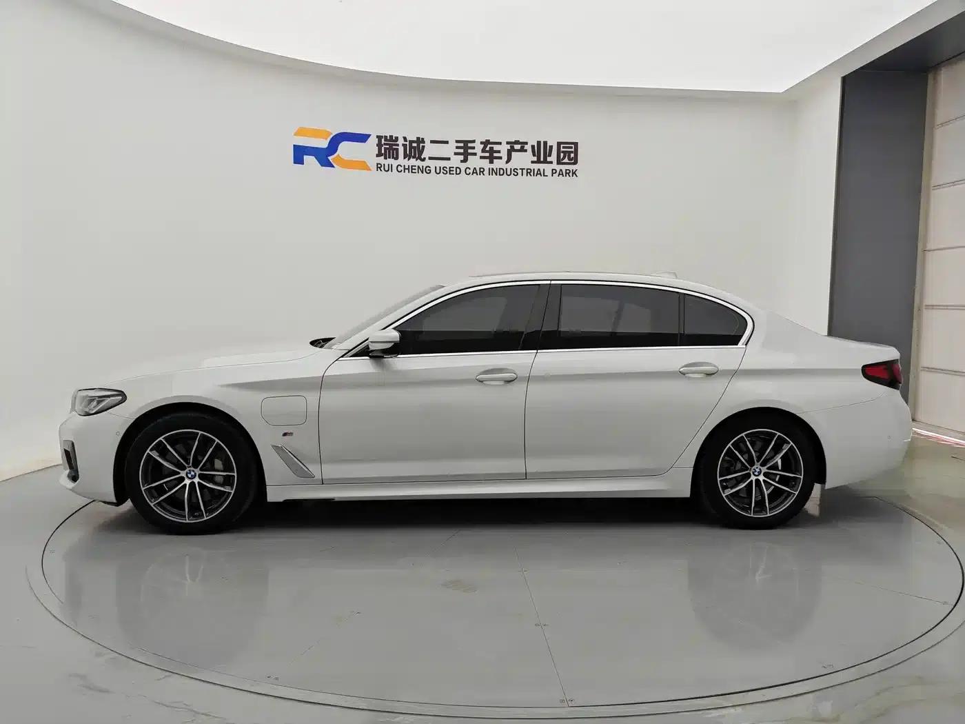 BMW 5 Series PHEV 2021 Facelift 535Le Pioneer Edition M Sport Package — миниатюра 3
