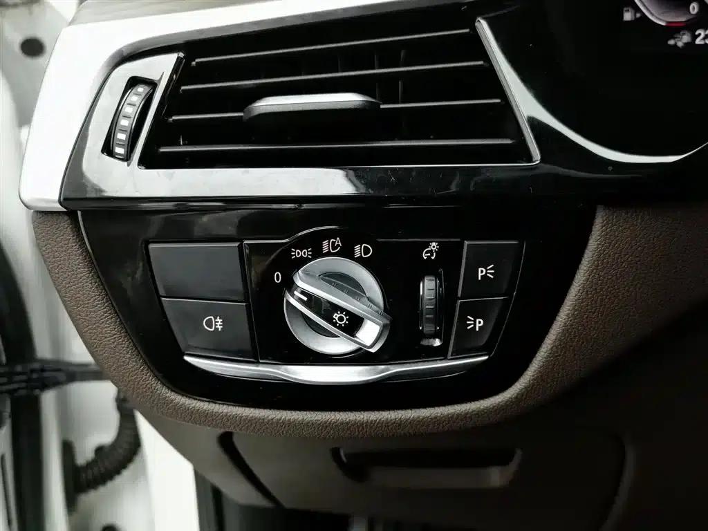 BMW 5 Series PHEV 2020 530Le Luxury Package — миниатюра 21
