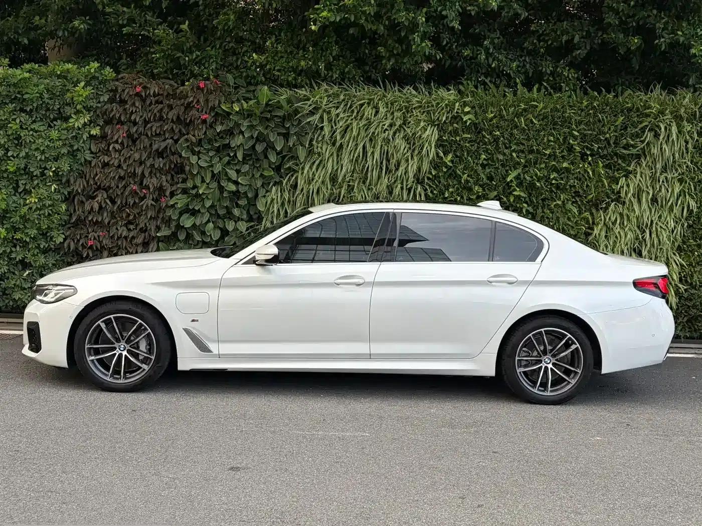 BMW 5 Series PHEV 2021 535Le Pioneer Edition M Sport Package — миниатюра 3