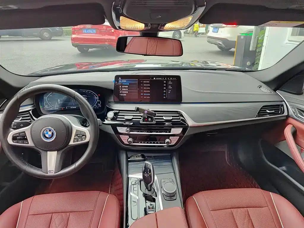 BMW 5 Series PHEV 2021 535Le M Sport Package — миниатюра 10