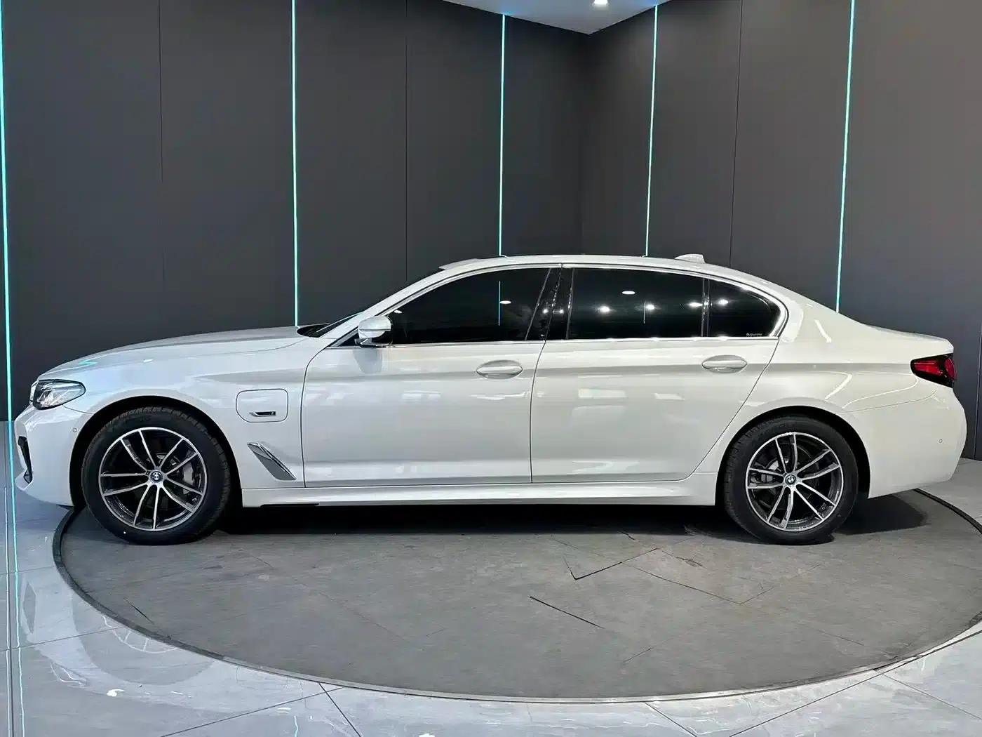 BMW 5 Series PHEV 2022 Facelift 3 535Le Pioneer Edition M Sport Package — миниатюра 4