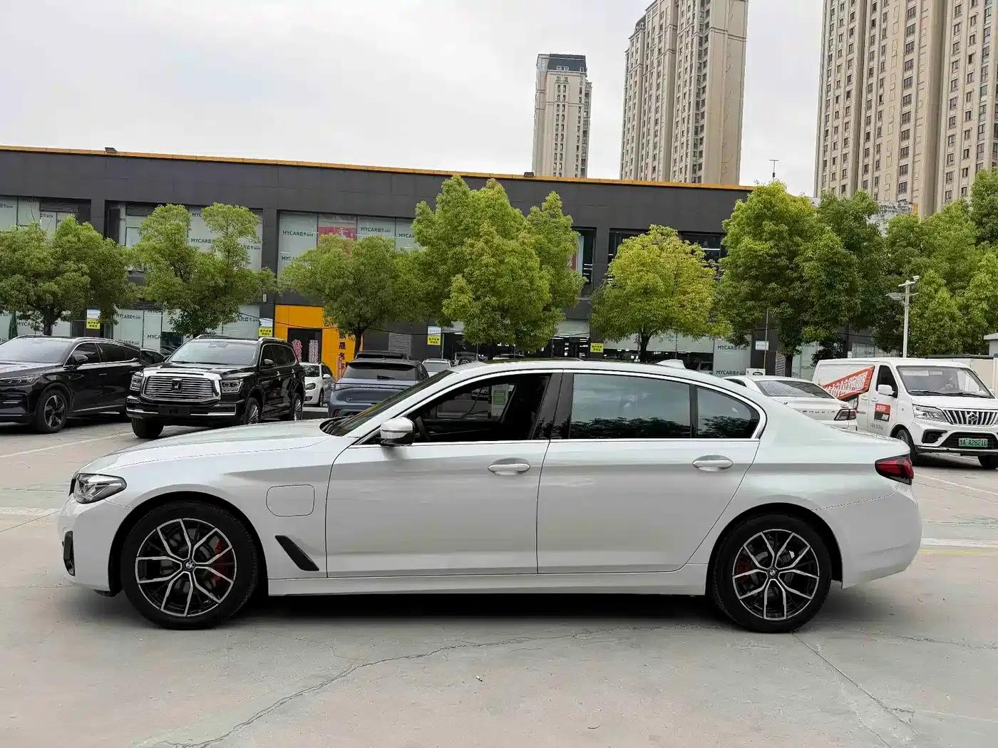BMW 5 Series PHEV 2021 535Le Luxury Package — миниатюра 7