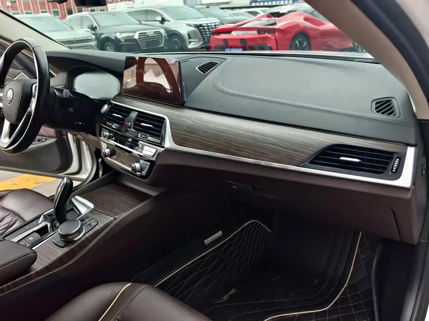 BMW 5 Series PHEV 2019 530Le Luxury Package — миниатюра 12