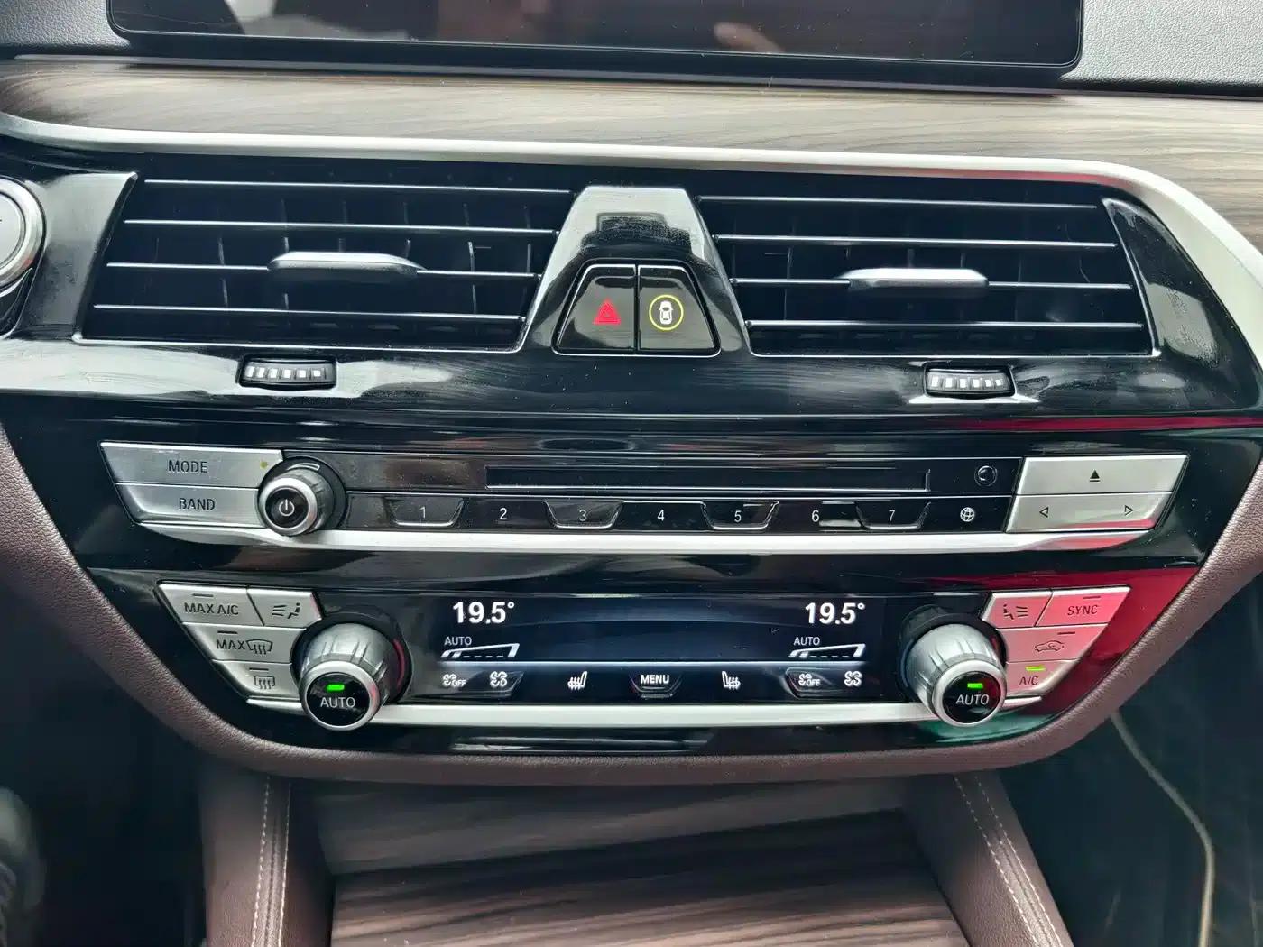 BMW 5 Series PHEV 2019 530Le Luxury Package — миниатюра 13