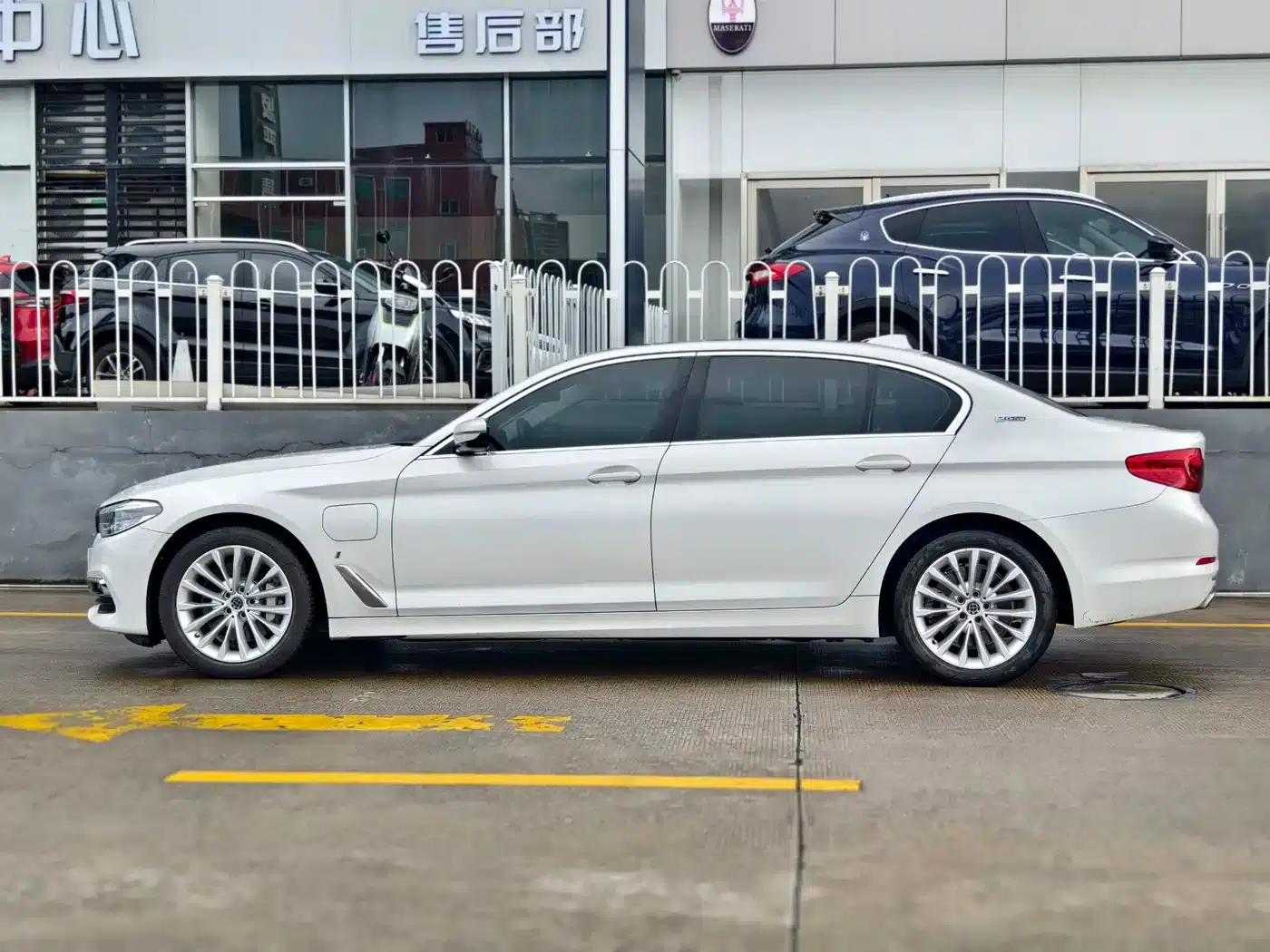 BMW 5 Series PHEV 2019 530Le Luxury Package — миниатюра 3