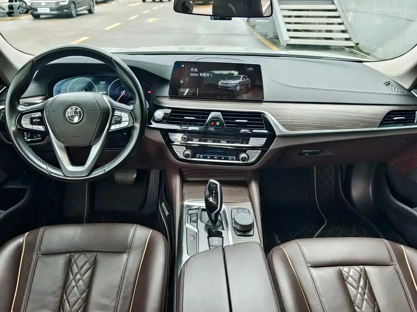 BMW 5 Series PHEV 2019 530Le Luxury Package — миниатюра 9