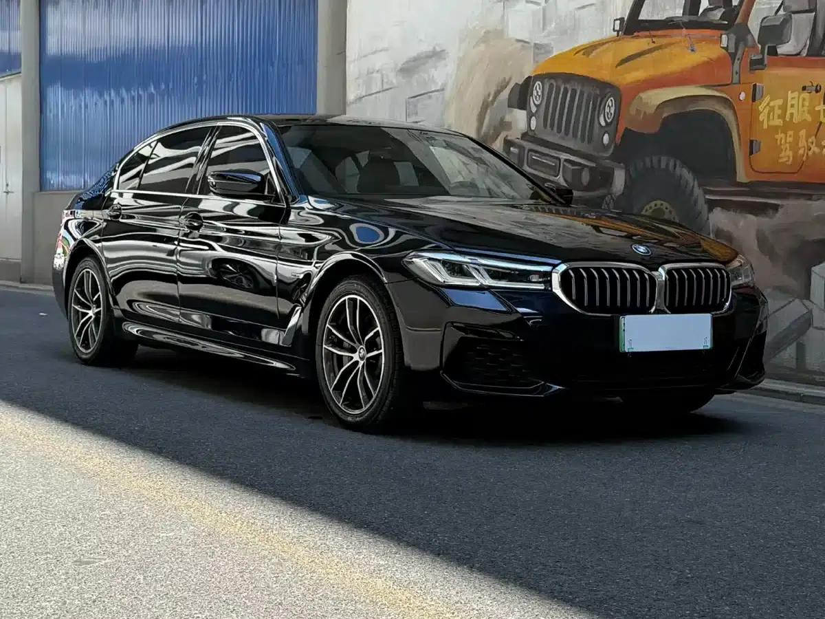 BMW 5 Series PHEV 2022 Facelift 535Le Luxury Package — миниатюра 1