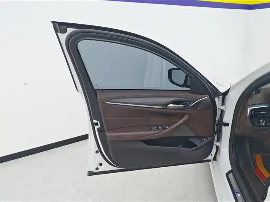 BMW 5 Series PHEV 2022 Facelift 535Le M Sport Package — миниатюра 7