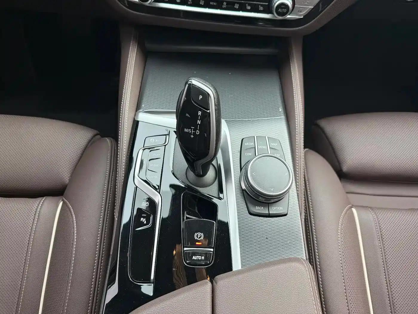 BMW 5 Series PHEV 2021 535Le Pioneer Edition M Sport Package — миниатюра 16