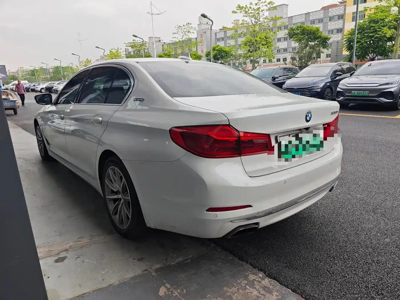 BMW 5 Series PHEV 2019 530Le Luxury Package — миниатюра 6
