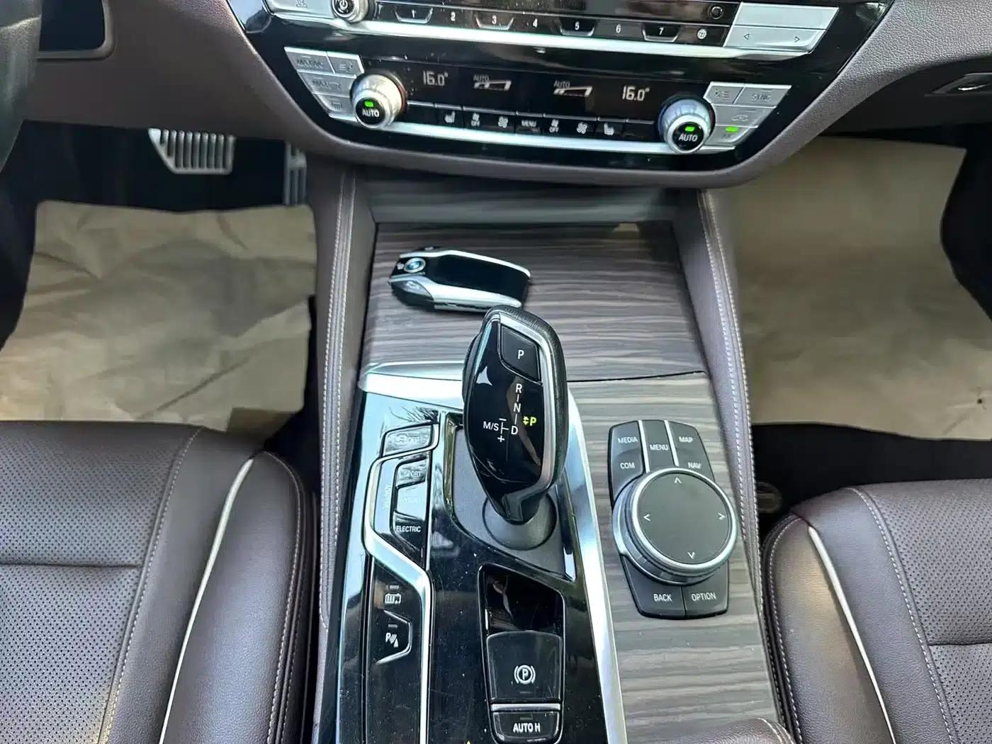 BMW 5 Series PHEV 2021 535Le M Sport Package — миниатюра 16