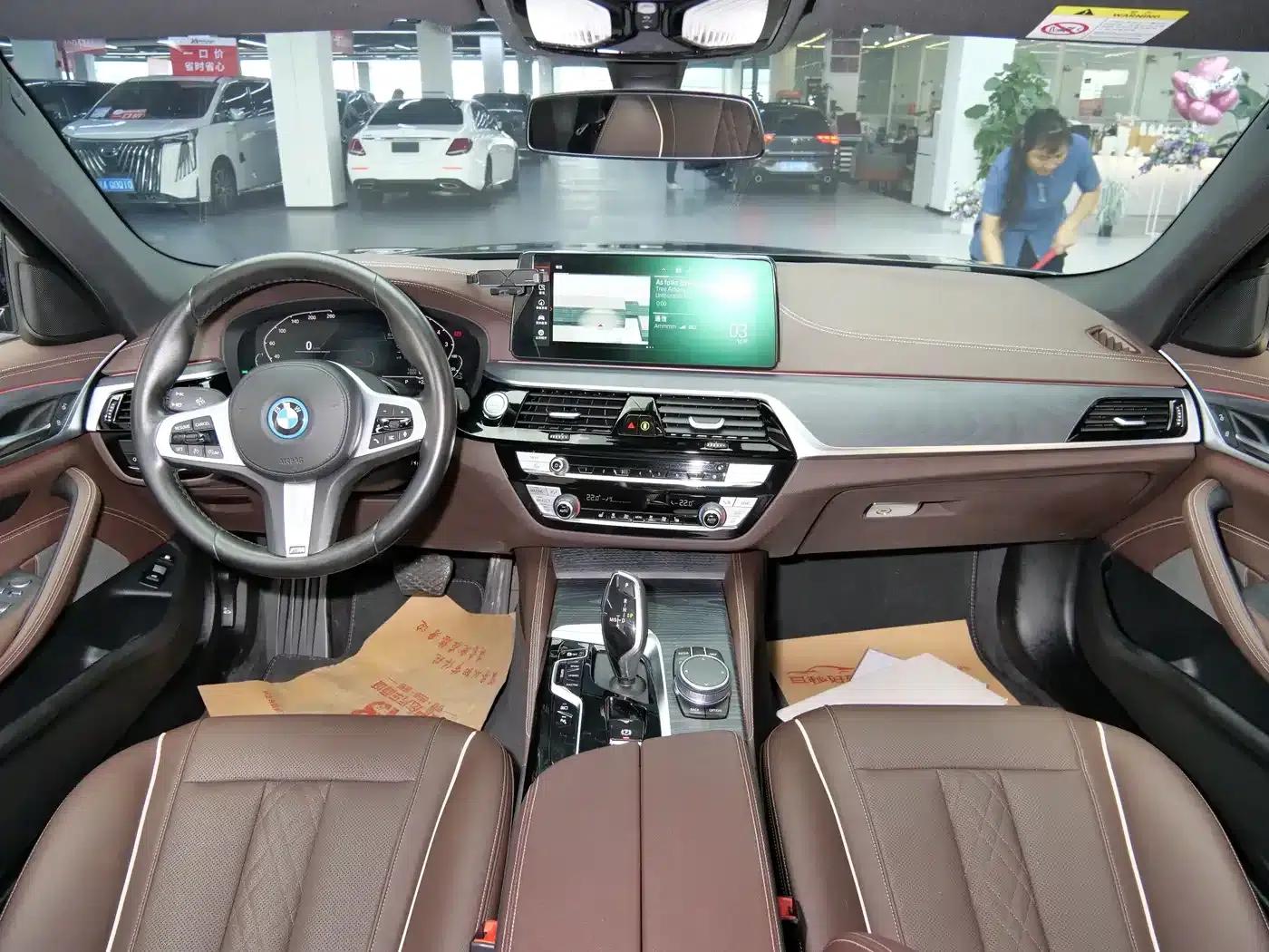 BMW 5 Series PHEV 2022 535Le M Sport Package — миниатюра 13