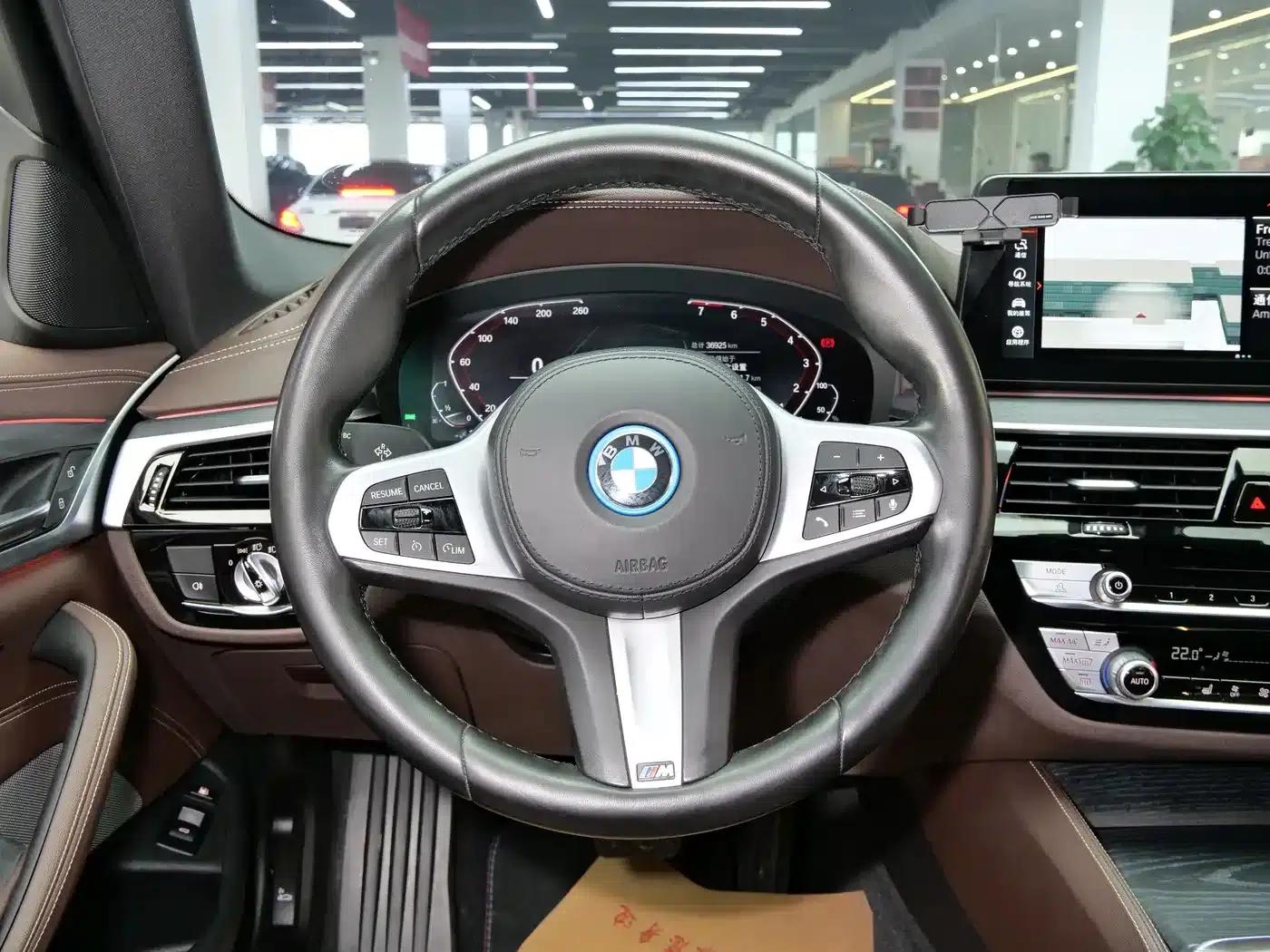 BMW 5 Series PHEV 2022 535Le M Sport Package — миниатюра 15