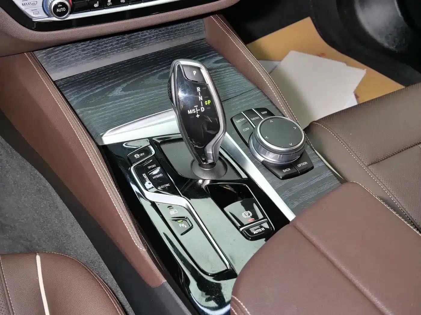 BMW 5 Series PHEV 2022 535Le M Sport Package — миниатюра 24