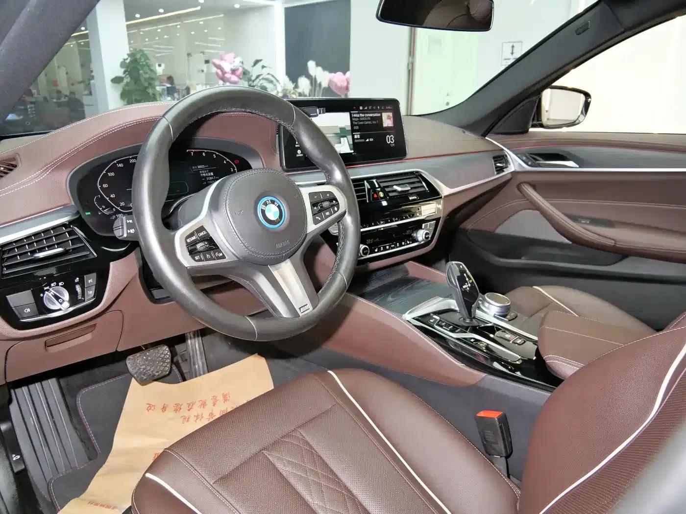 BMW 5 Series PHEV 2022 535Le M Sport Package — миниатюра 10