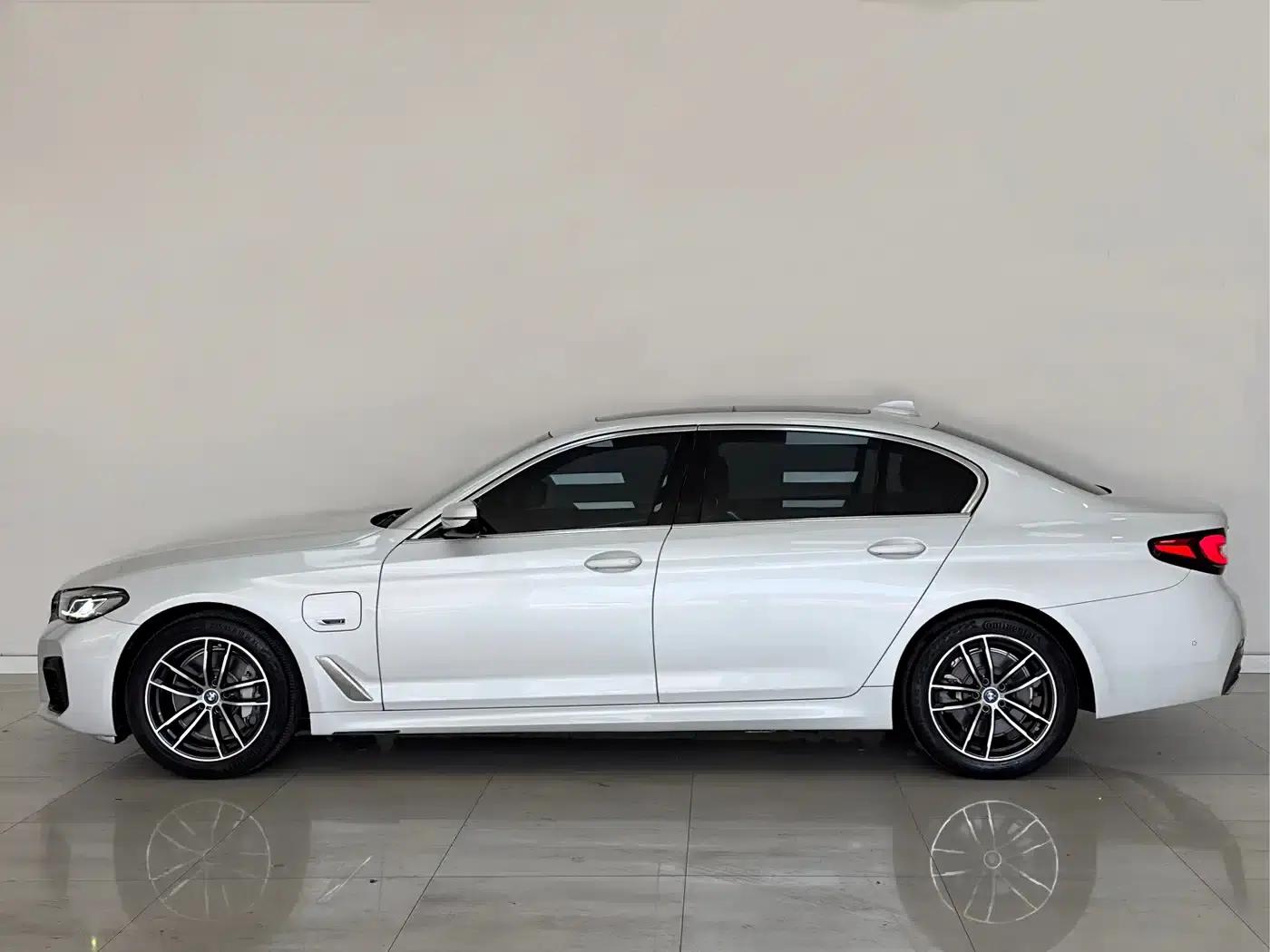 BMW 5 Series PHEV 2022 535Le Pioneer Edition M Sport Package — миниатюра 4