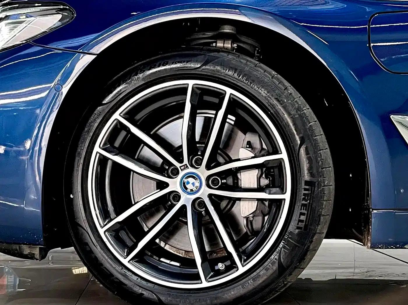 BMW 5 Series PHEV 2022 535Le M Sport Package — миниатюра 8