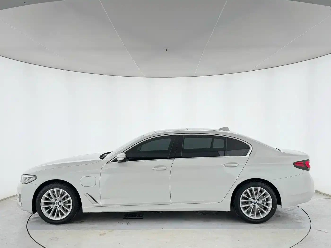 BMW 5 Series PHEV 2021 535Le Luxury Package — миниатюра 4