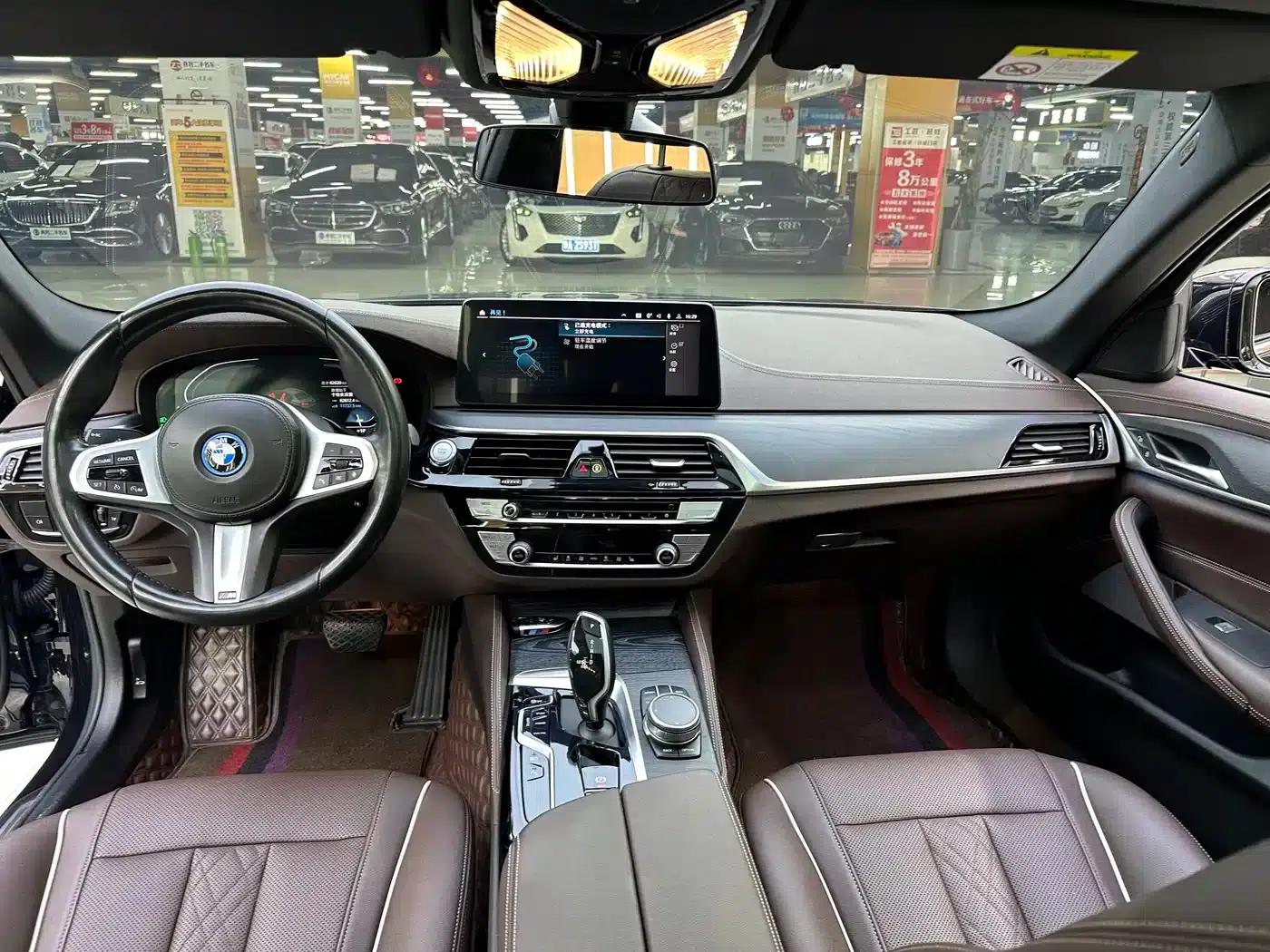 BMW 5 Series PHEV 2021 535Le M Sport Package — миниатюра 7