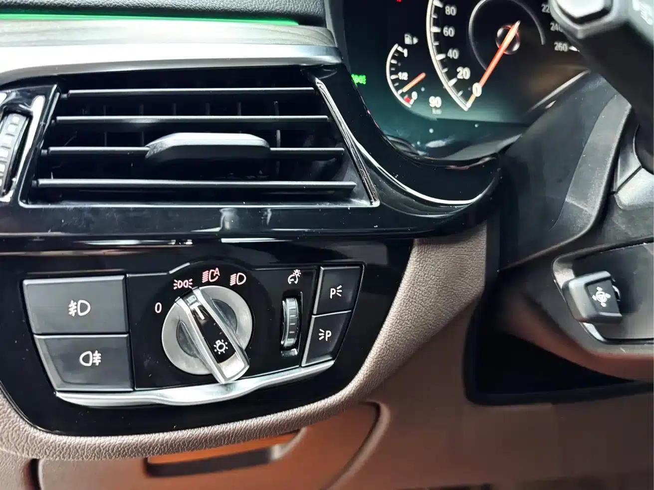 BMW 5 Series PHEV 2019 530Le Luxury Package — миниатюра 24