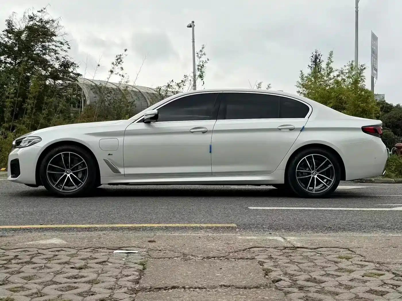 BMW 5 Series PHEV 2021 535Le Pioneer Edition M Sport Package — миниатюра 4