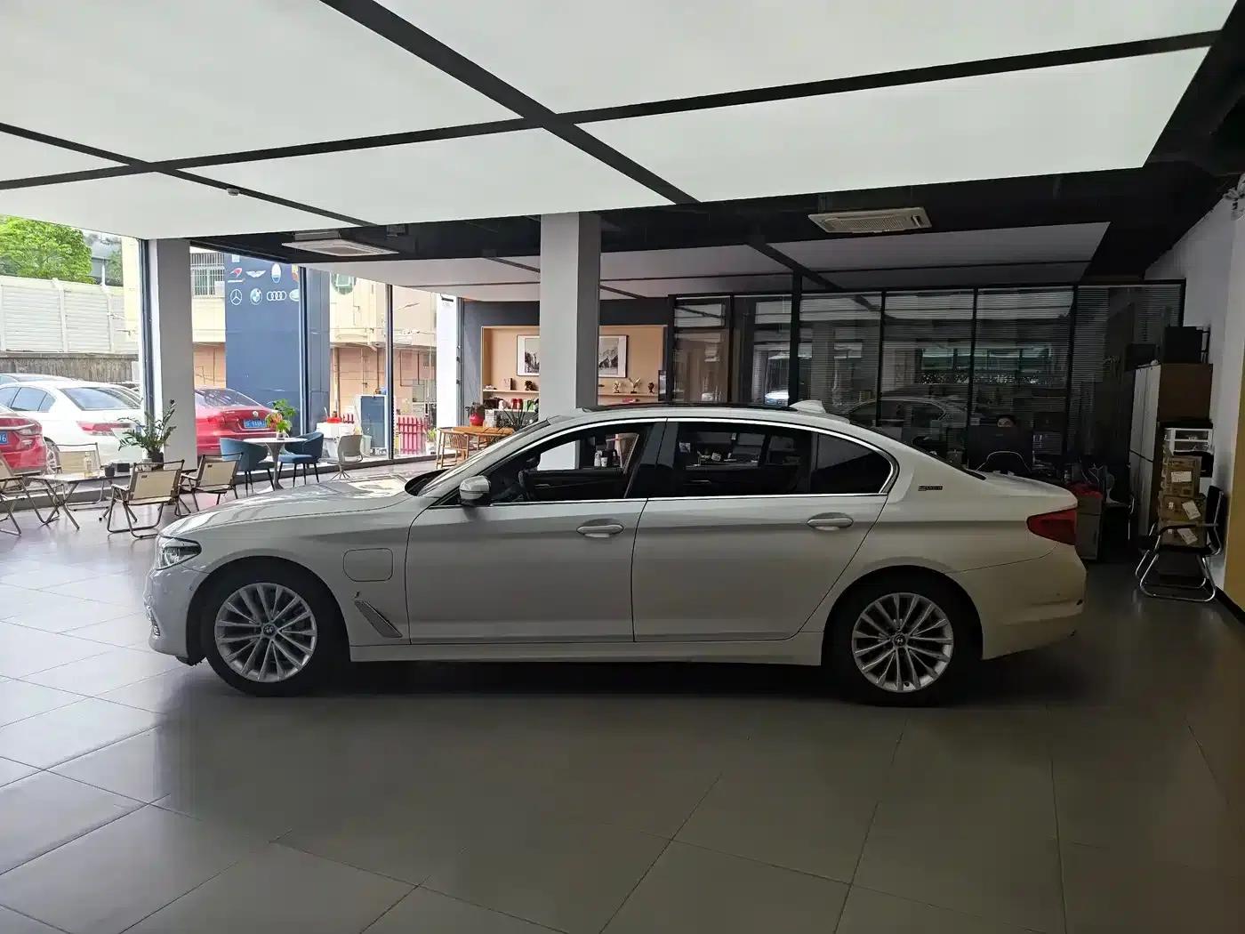 BMW 5 Series PHEV 2019 Facelift 530Le Luxury Package — миниатюра 4