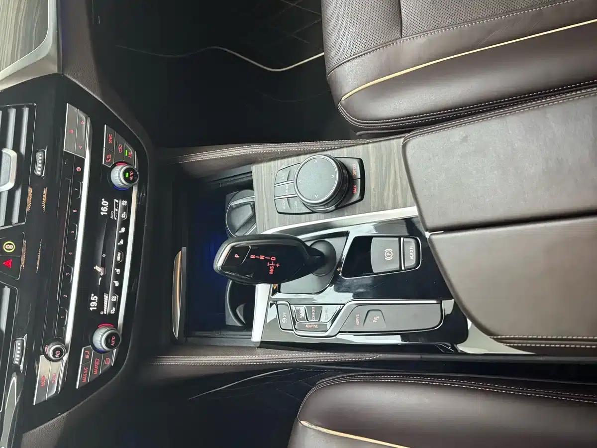 BMW 5 Series PHEV 2019 530Le Luxury Package — миниатюра 12