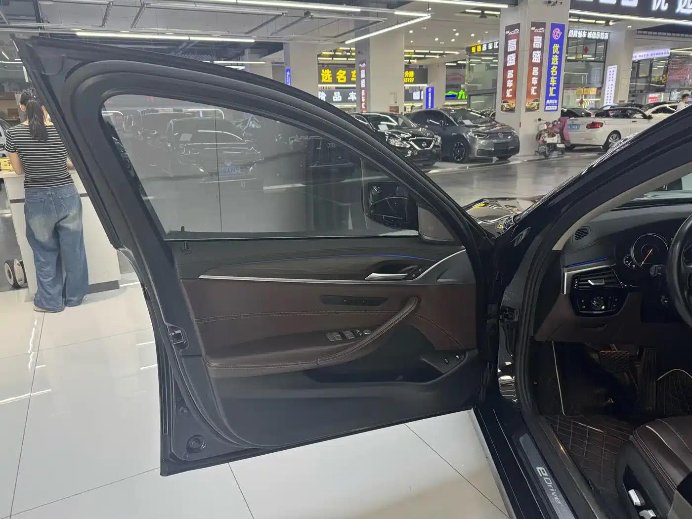 BMW 5 Series PHEV 2019 530Le Luxury Package — миниатюра 7