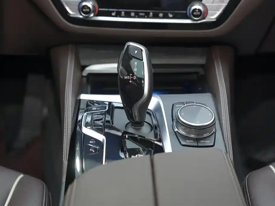 BMW 5 Series PHEV 2022 Facelift 535Le M Sport Package — миниатюра 22